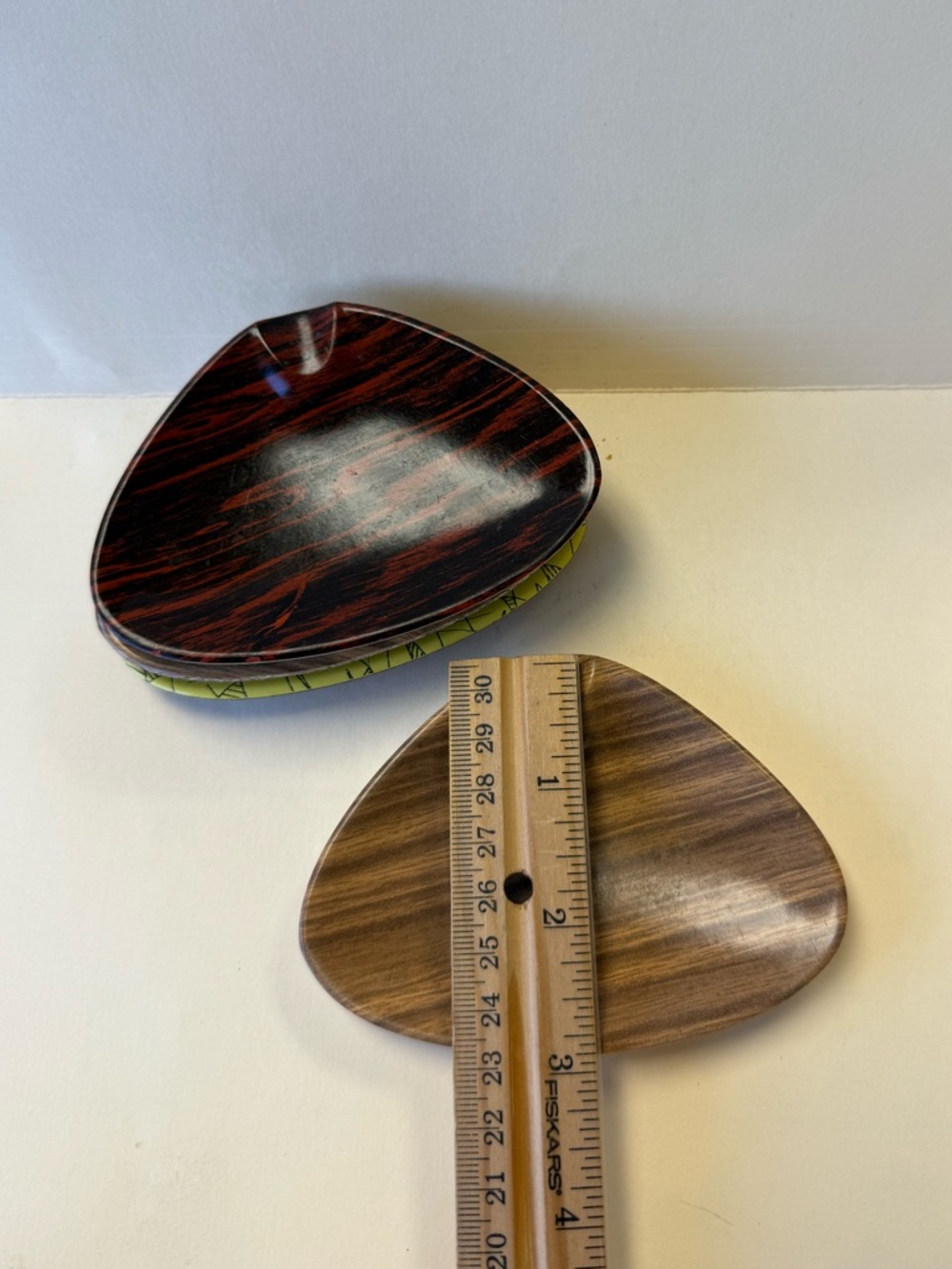 Vintage Mid-Century Modern Melamine Triangular Shaped Ashtray Set of 4. - Picture 6 of 7